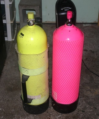 Click image for larger version

Name:	scuba_tanks.JPG
Views:	299
Size:	53.5 KB
ID:	236295